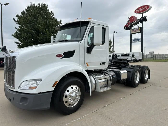2021 Peterbilt 579 in Oklahoma City, OK — photo 2