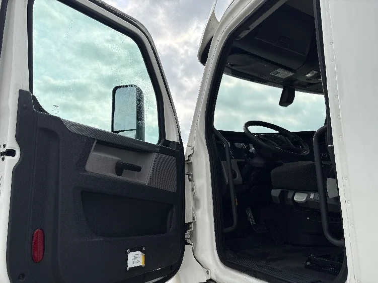 2020 Freightliner Cascadia - image 9