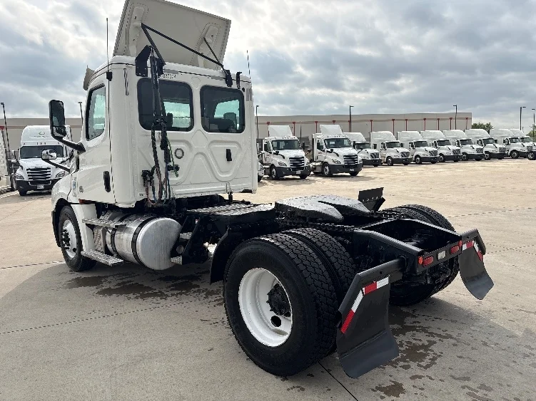 2020 Freightliner Cascadia - image 5