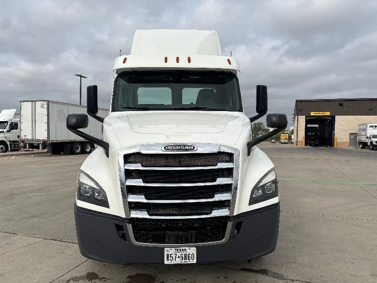 2020 Freightliner Cascadia - image 2