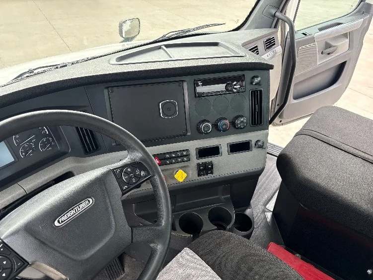 2020 Freightliner Cascadia - image 10