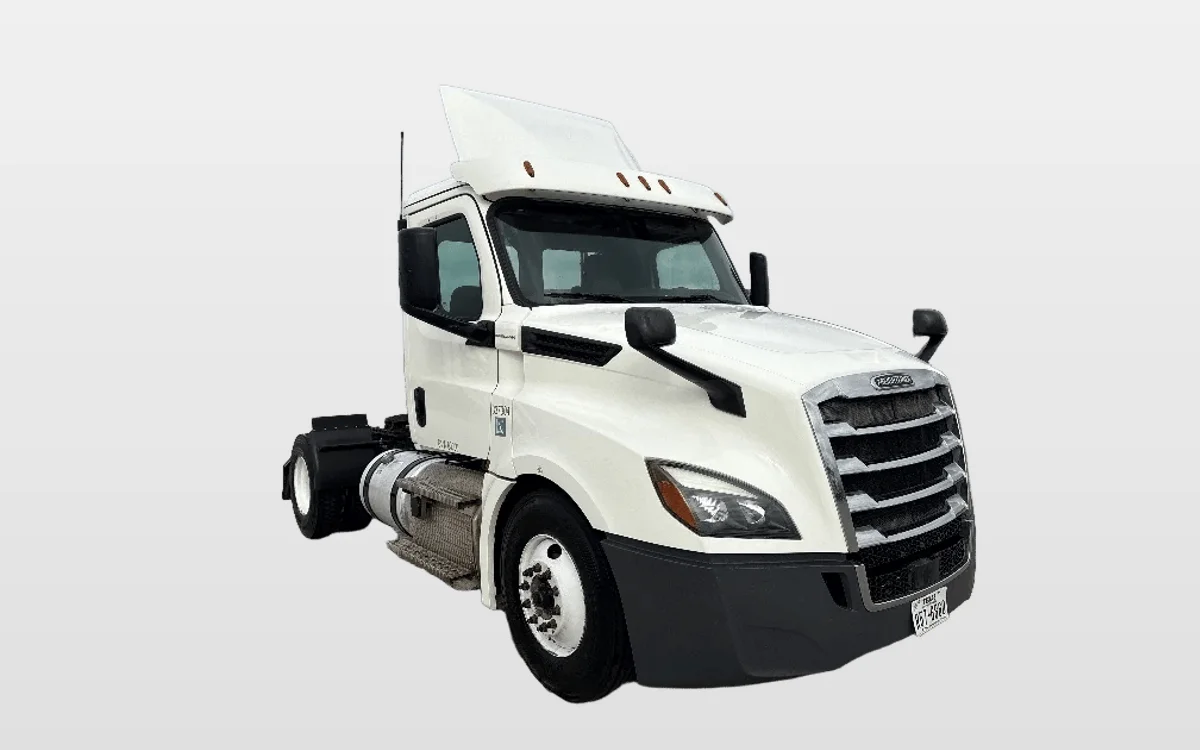 2020 Freightliner Cascadia - image 1