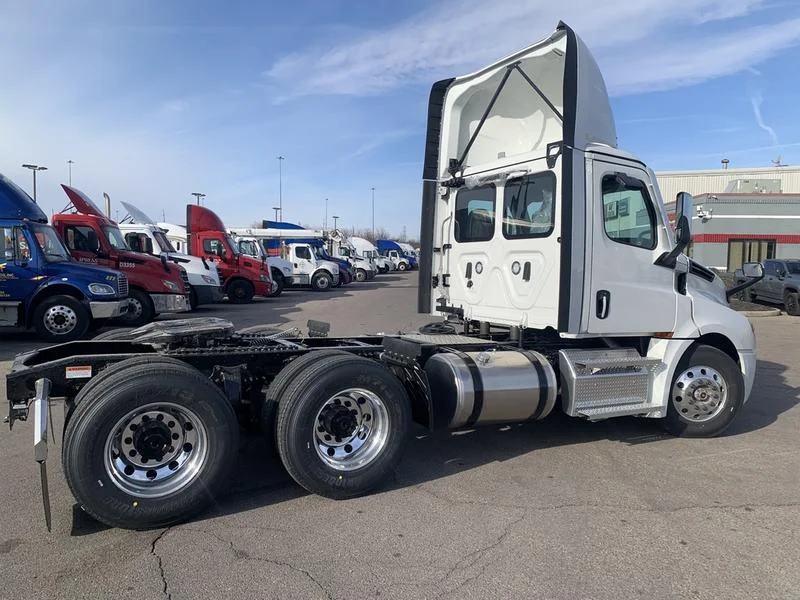 2027 Freightliner Cascadia in Cincinnati, OH — photo 5