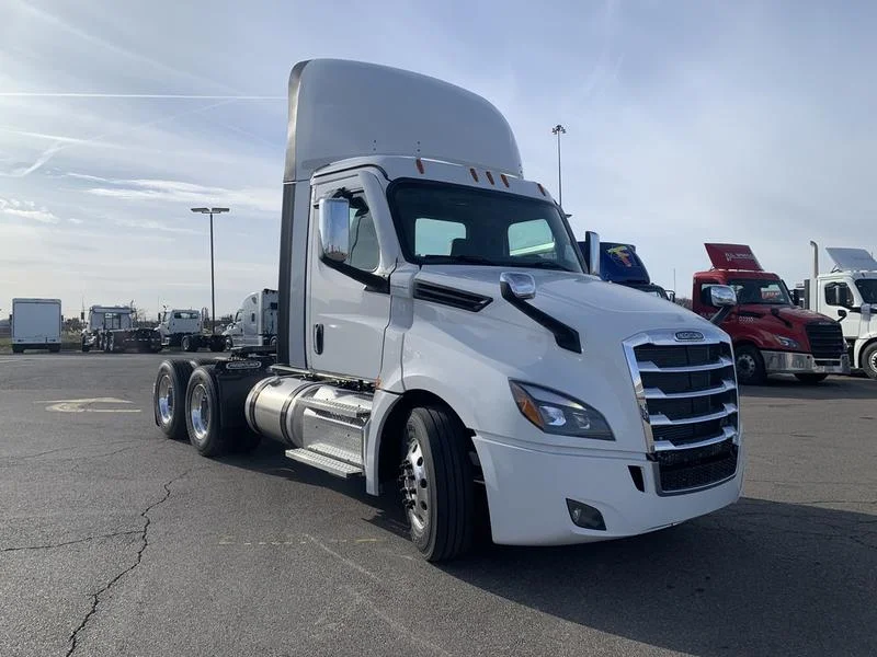 2027 Freightliner Cascadia - image 2