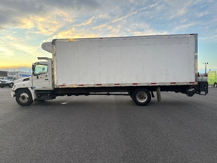 2013 Hino 268 - image 4