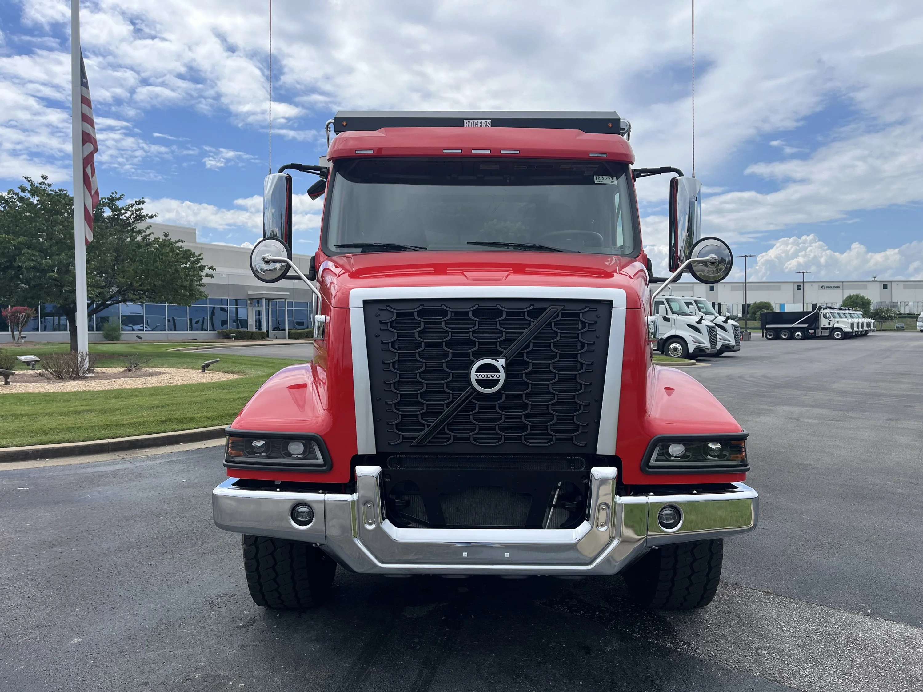 2026 Volvo VHD 300 in La Vergne — photo 8