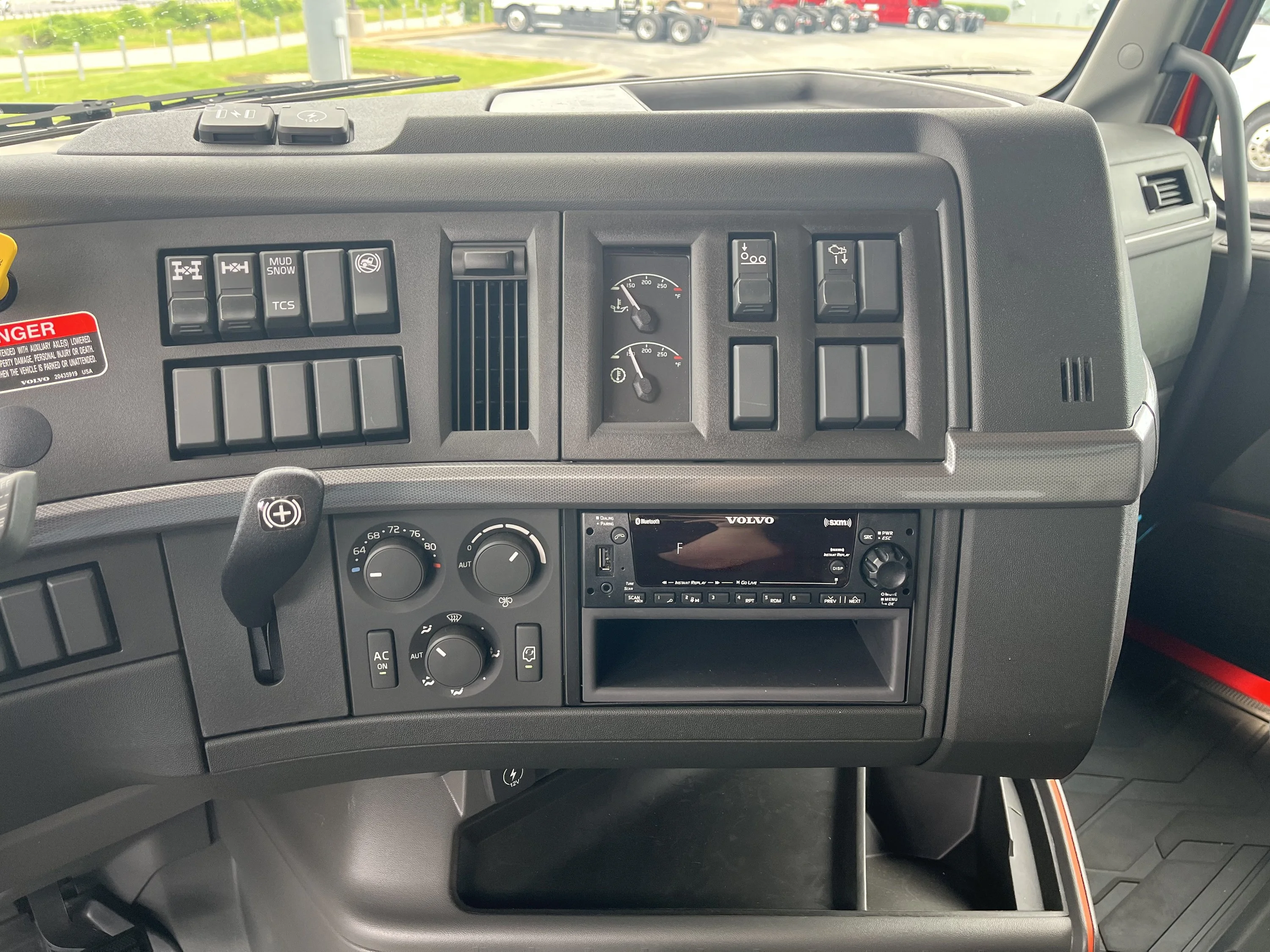 2026 Volvo VHD 300 in La Vergne — photo 11