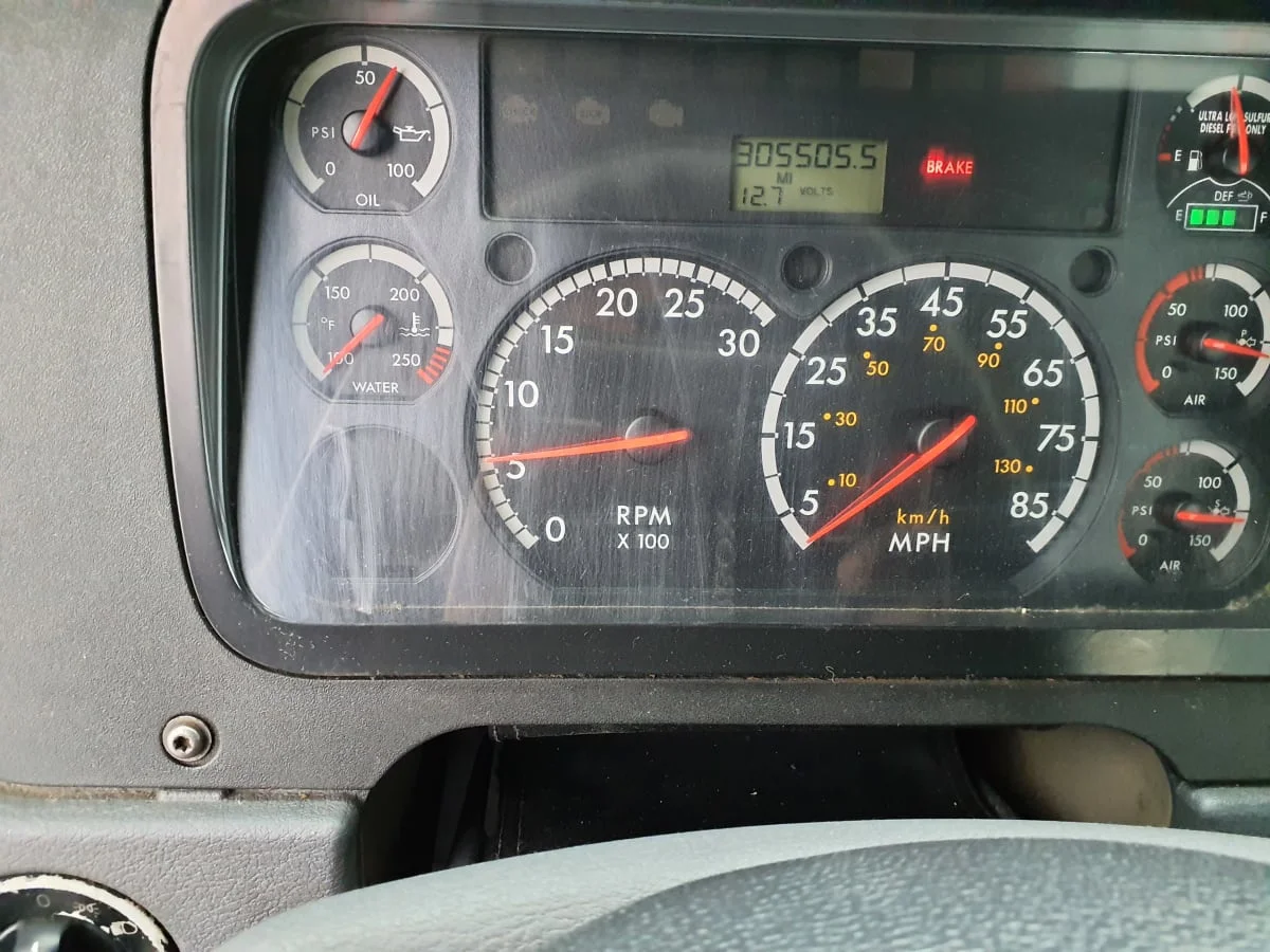 2015 Freightliner Cascadia - image 9