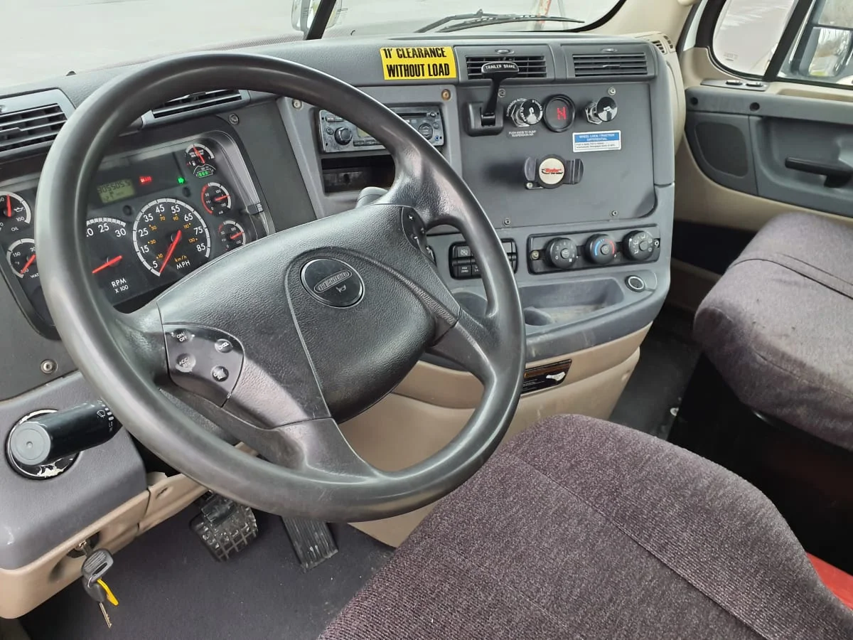 2015 Freightliner Cascadia - image 7