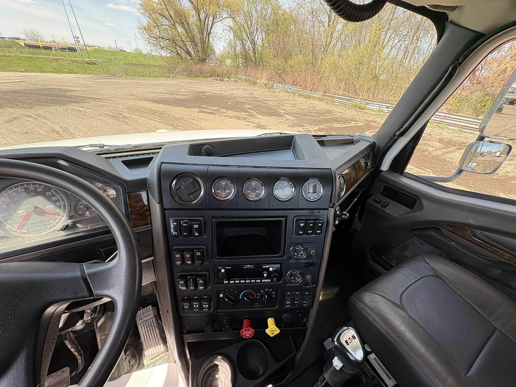 2019 International HX - image 14