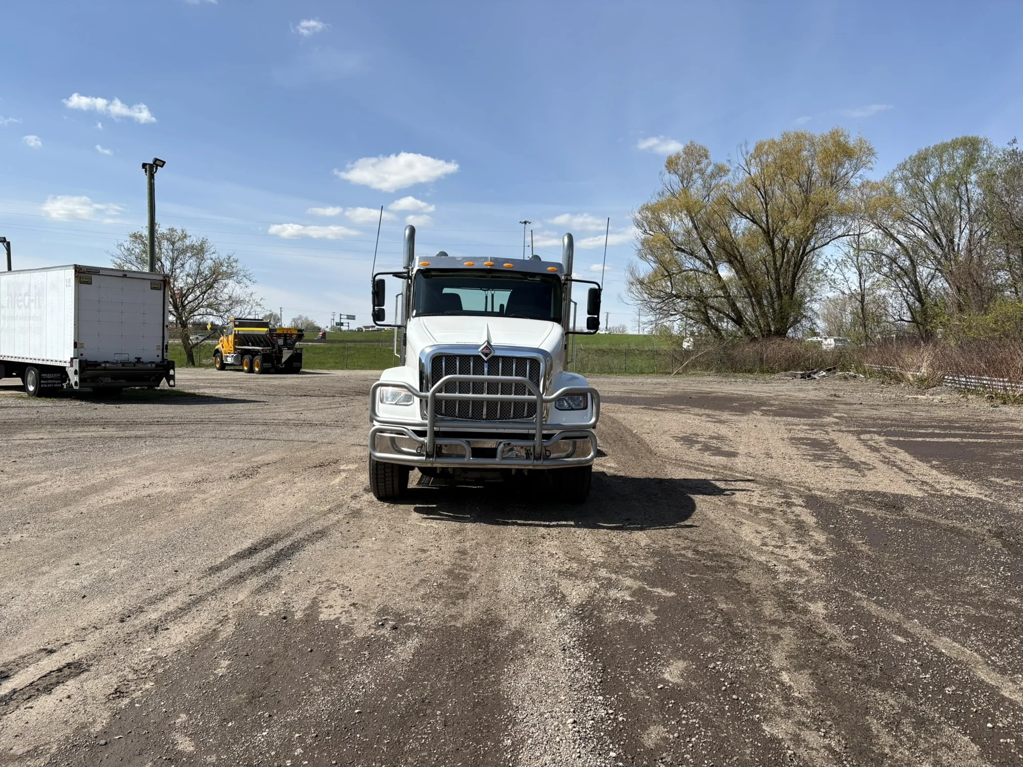 2019 International HX - image 4