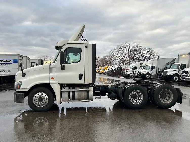 2019 Freightliner Cascadia - image 4