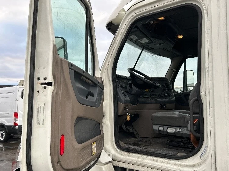 2019 Freightliner Cascadia - image 9