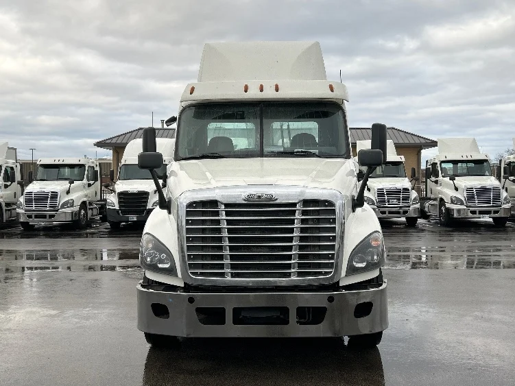2019 Freightliner Cascadia - image 2