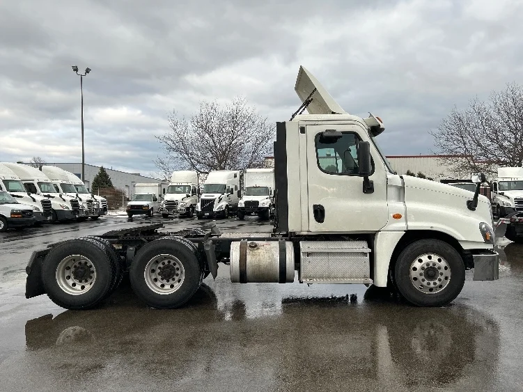 2019 Freightliner Cascadia - image 8