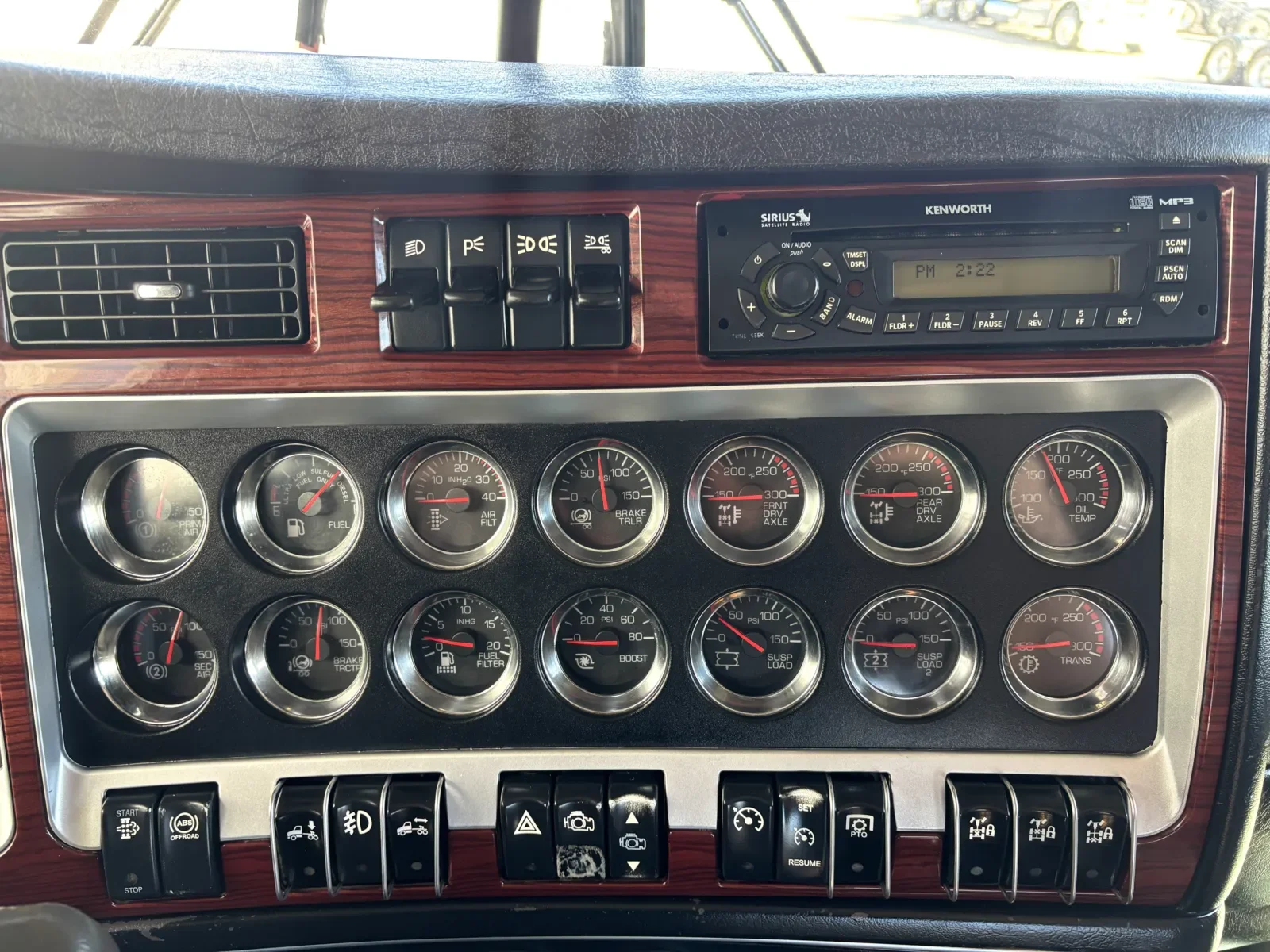 2009 Kenworth T800 - image 17