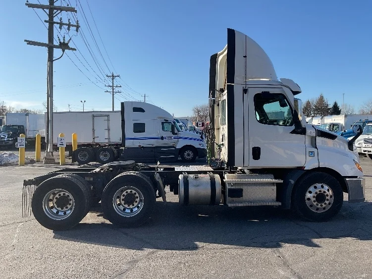 2021 Freightliner Cascadia - image 8