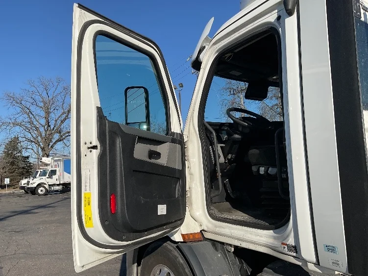 2021 Freightliner Cascadia - image 9