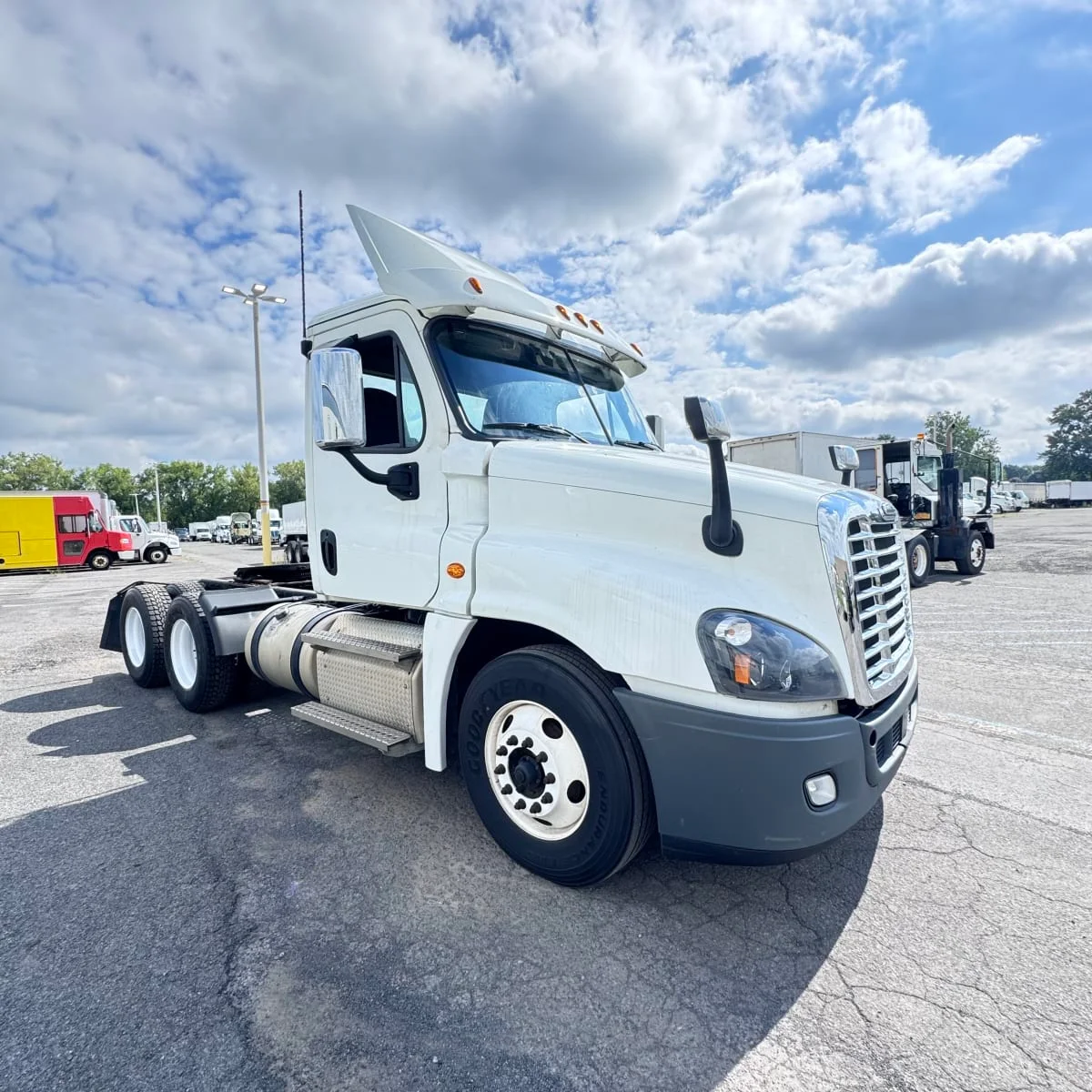 2019 Freightliner Cascadia - image 3