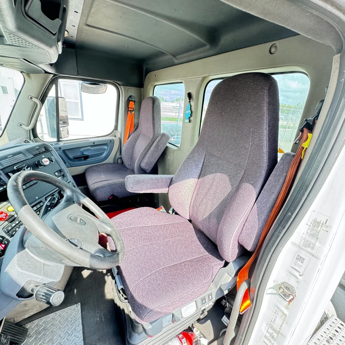 2019 Freightliner Cascadia - image 7