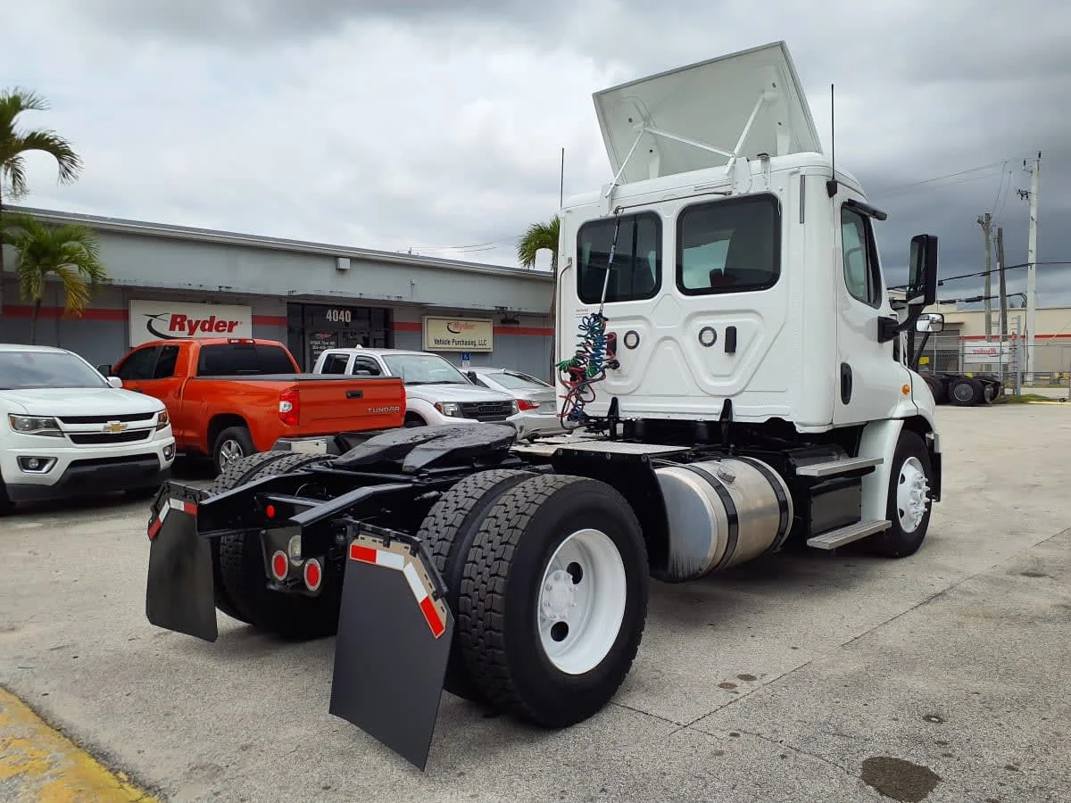 2018 Freightliner Cascadia in Miami, FL — photo 4