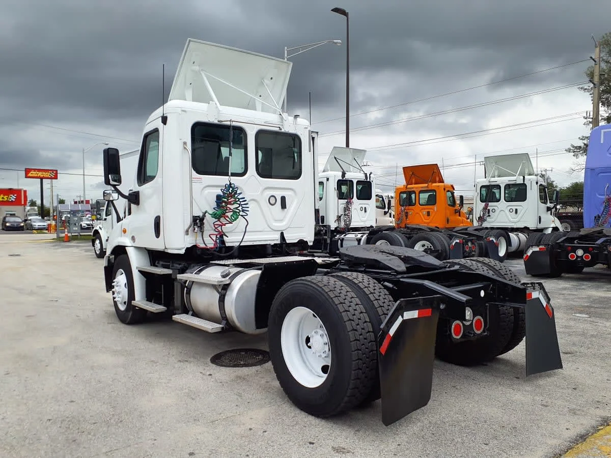 2018 Freightliner Cascadia in Miami, FL — photo 6