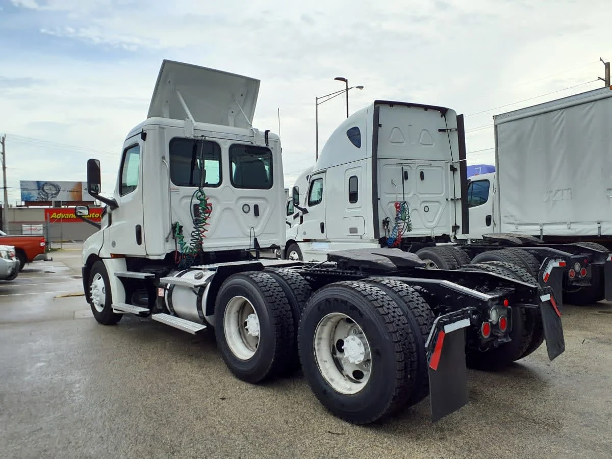 2019 Freightliner Cascadia in Miami, FL — photo 6