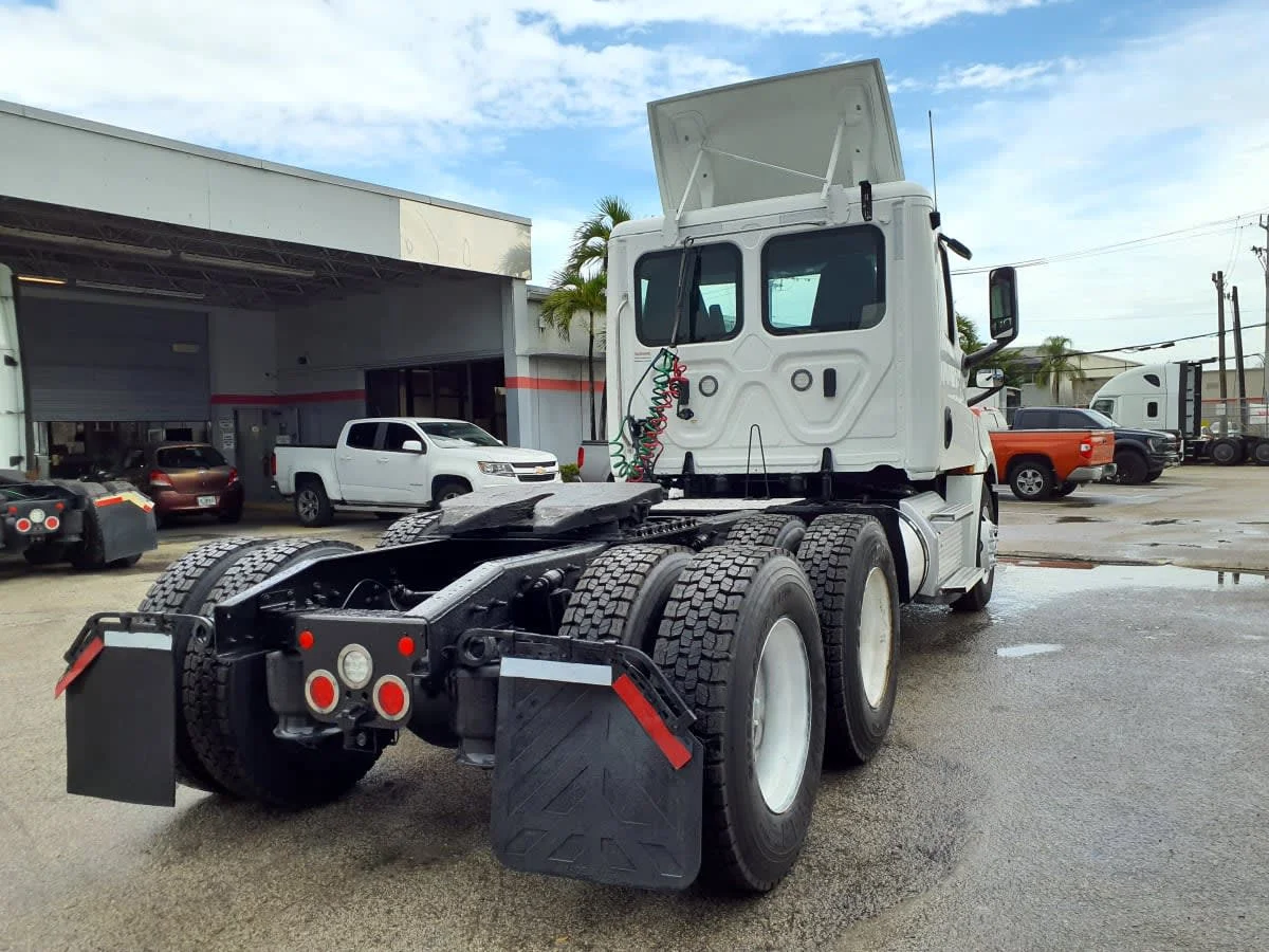 2019 Freightliner Cascadia in Miami, FL — photo 4