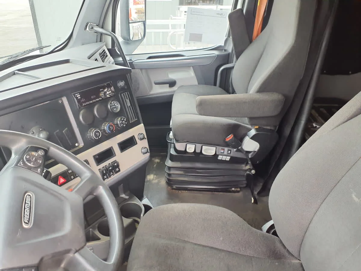 2020 Freightliner Cascadia - image 7