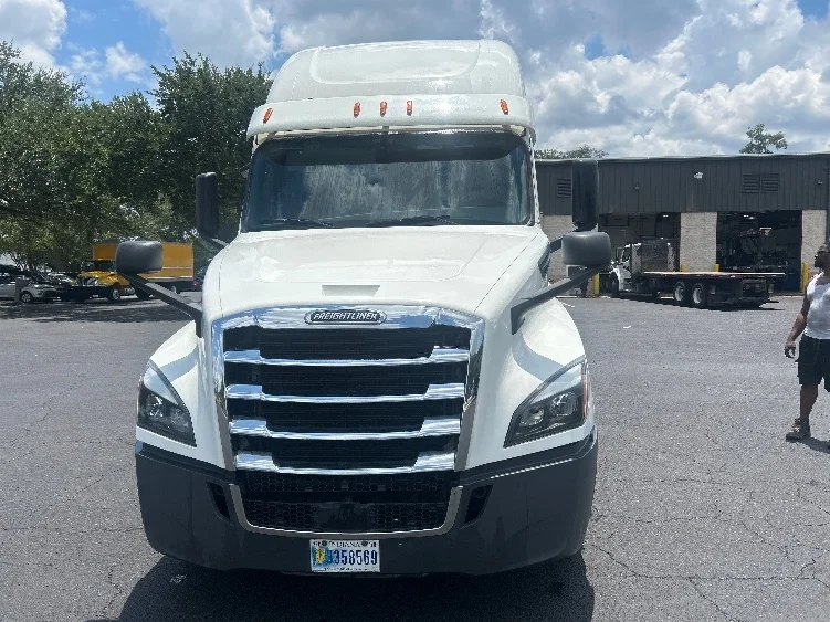 2020 Freightliner Cascadia in Pensacola, FL — photo 2