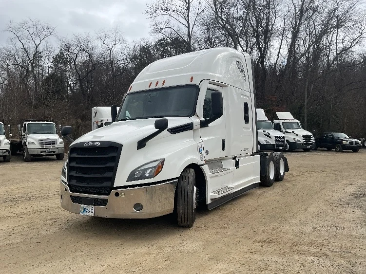 2023 Freightliner Cascadia - image 3