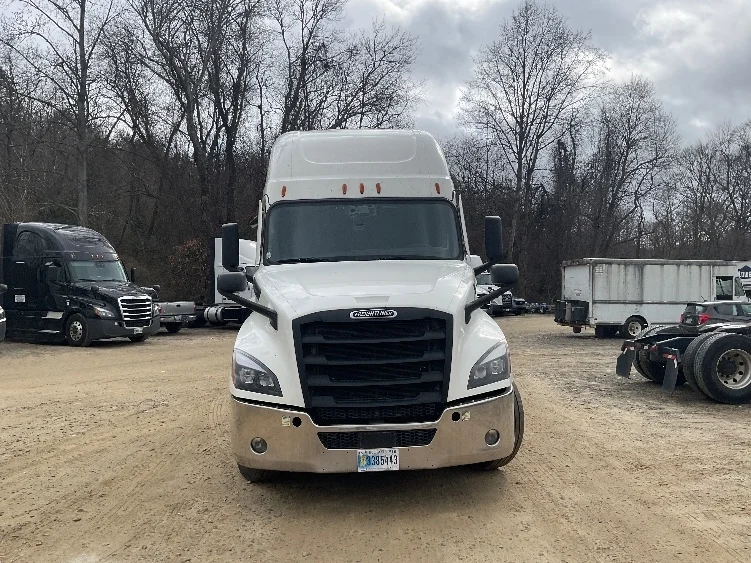 2023 Freightliner Cascadia - image 2
