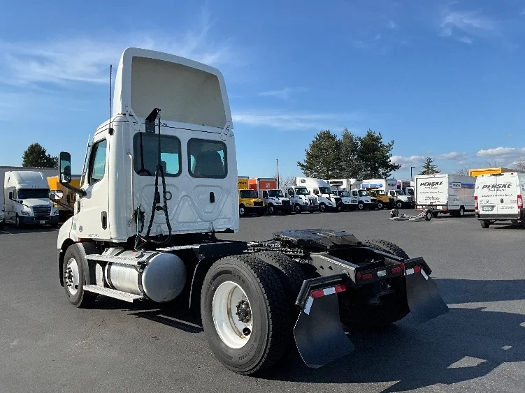 2021 Freightliner Cascadia in Clackamas, OR — photo 5