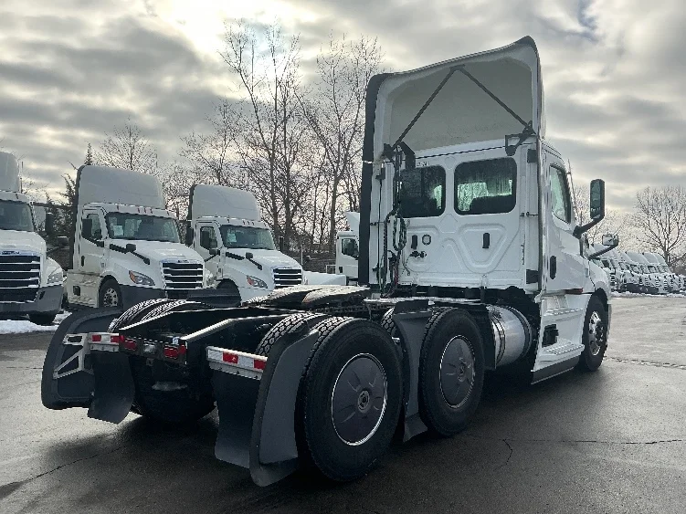 2022 Freightliner Cascadia - image 7