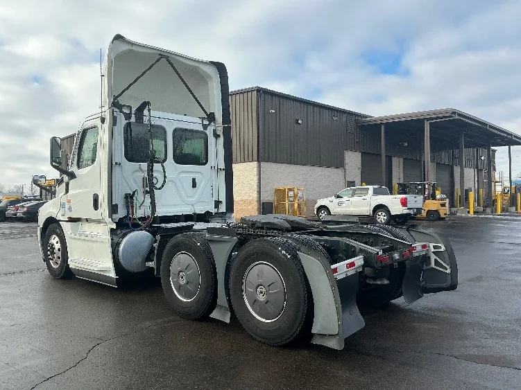 2022 Freightliner Cascadia - image 5