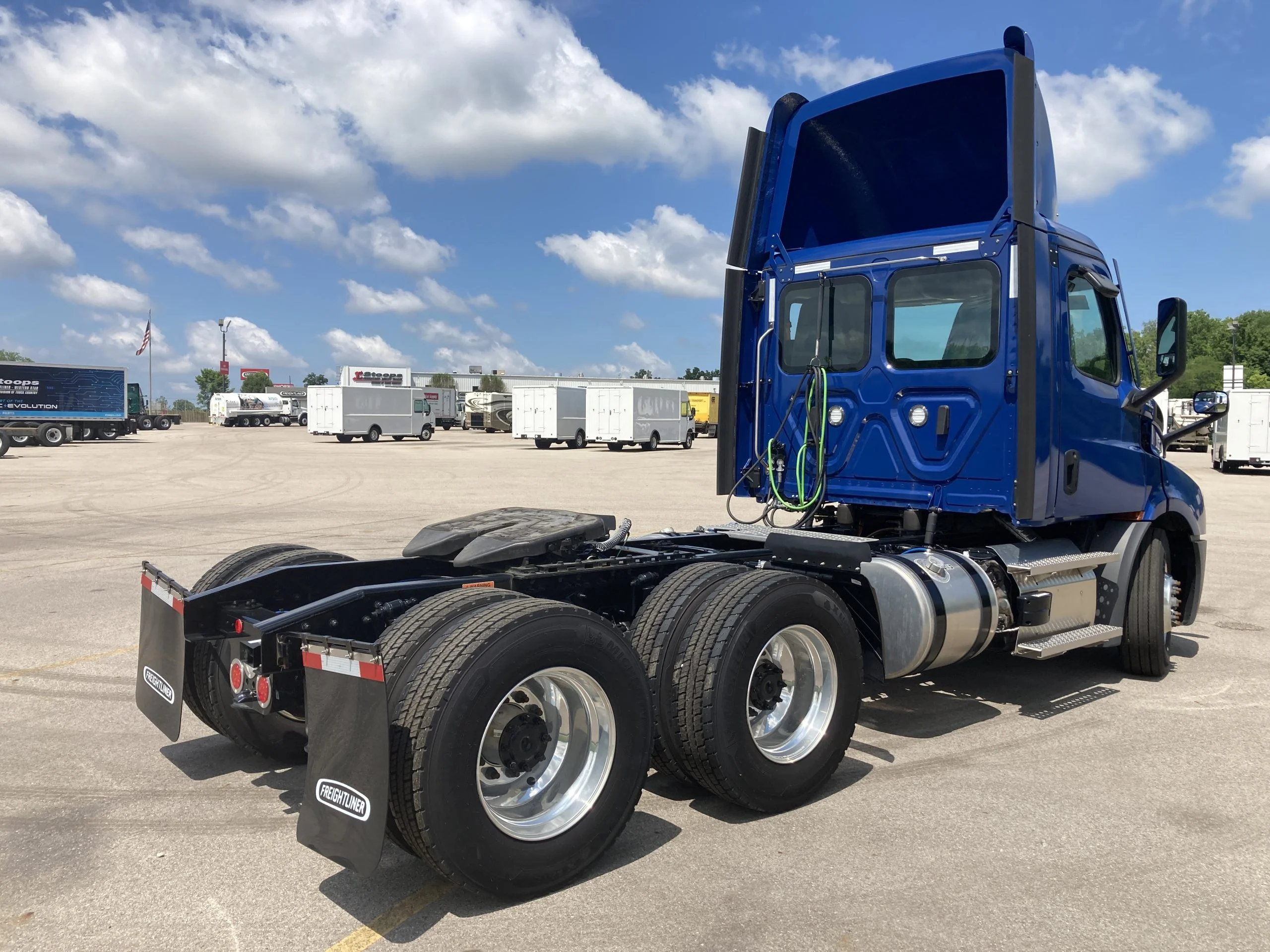 2025 Freightliner Cascadia in Fremont, IN — photo 5