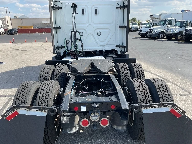 2022 Freightliner Cascadia - image 6