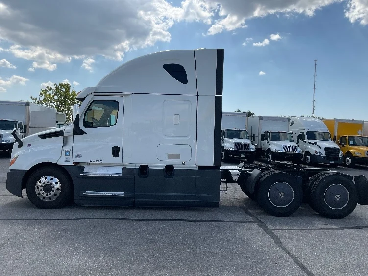 2022 Freightliner Cascadia - image 4