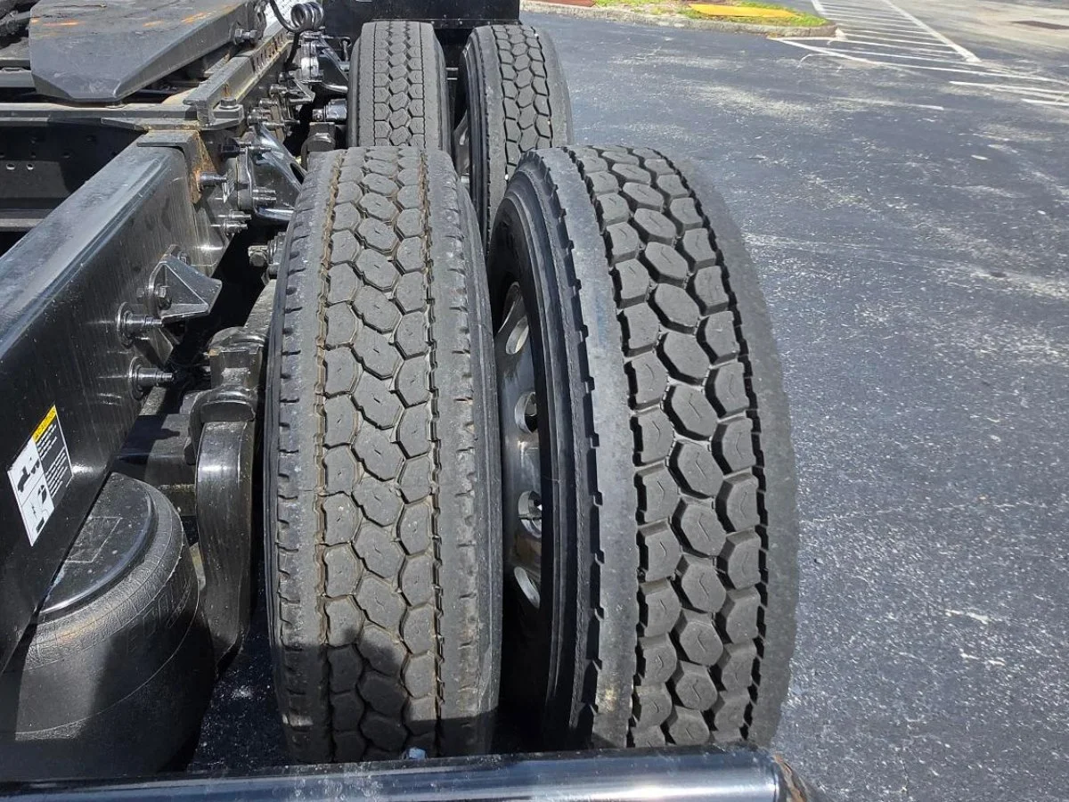2023 Peterbilt 579 in Fort Lauderdale, FL — photo 9