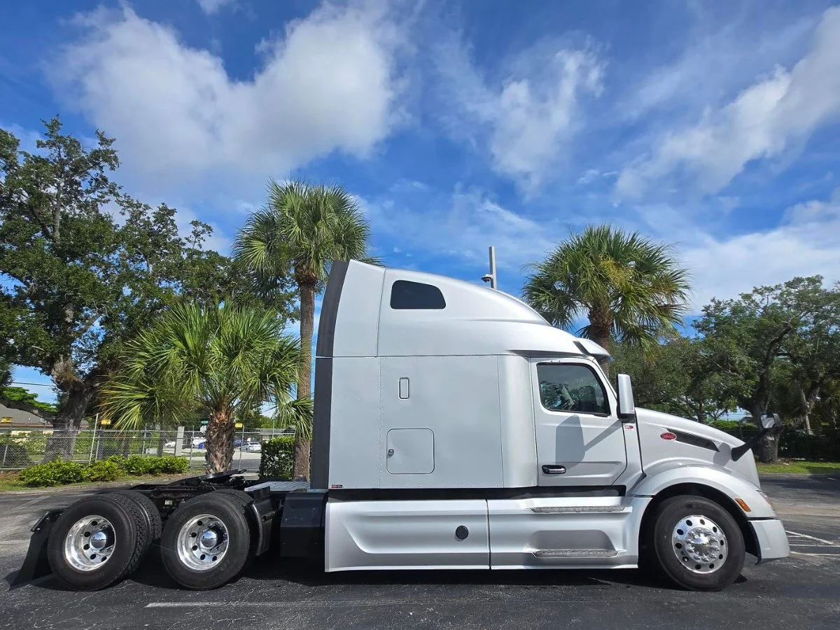2023 Peterbilt 579 in Fort Lauderdale, FL — photo 12