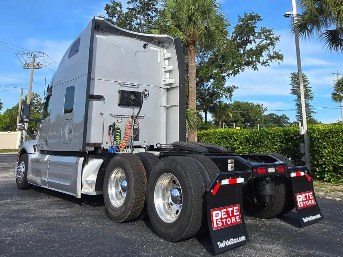 2023 Peterbilt 579 in Fort Lauderdale, FL — photo 16