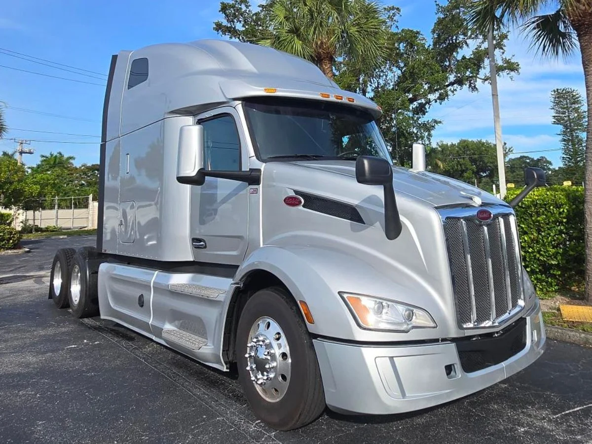 2023 Peterbilt 579 in Fort Lauderdale, FL — photo 13