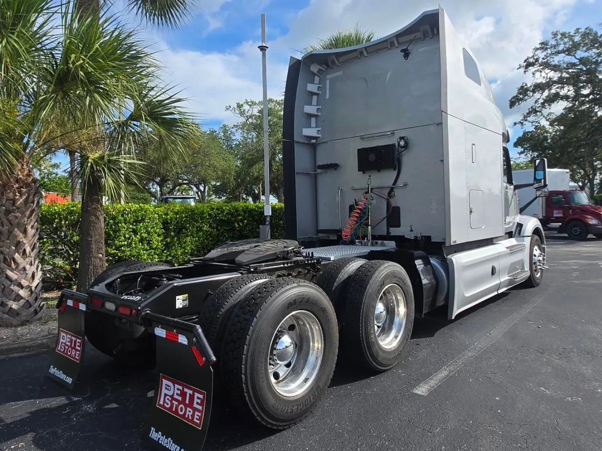 2023 Peterbilt 579 in Fort Lauderdale, FL — photo 17