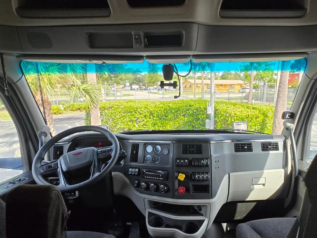2023 Peterbilt 579 in Fort Lauderdale, FL — photo 14