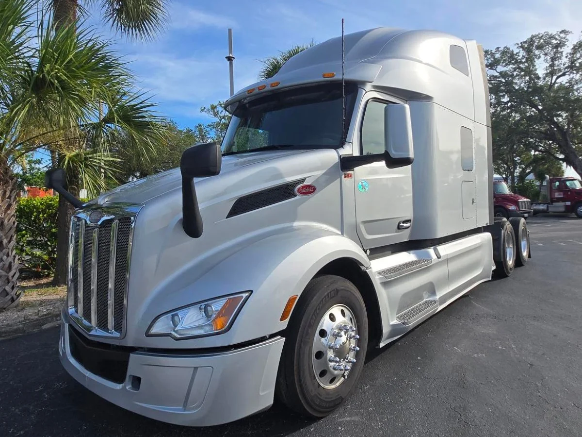 2023 Peterbilt 579 in Fort Lauderdale, FL — photo 2