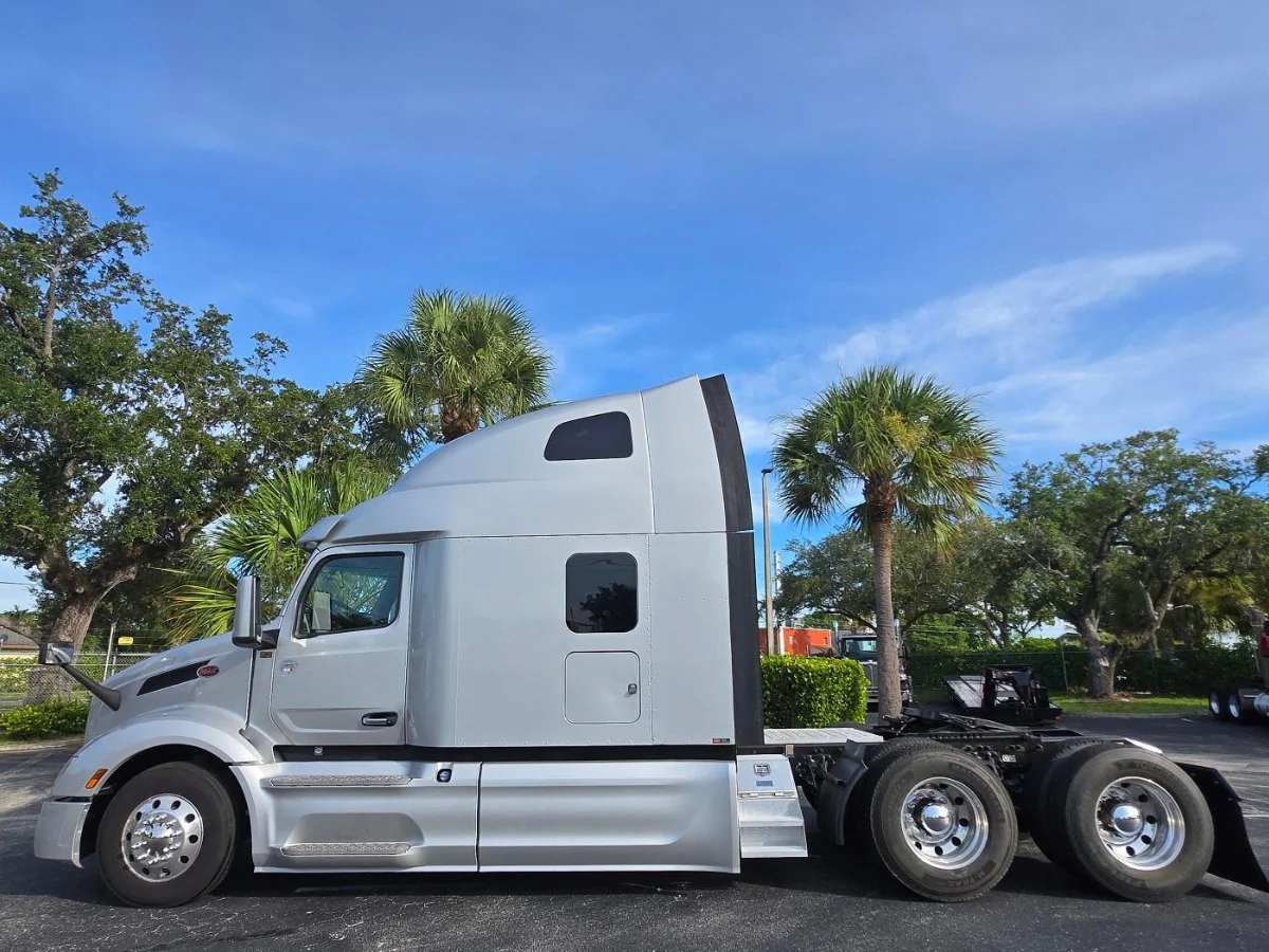 2023 Peterbilt 579 in Fort Lauderdale, FL — photo 11