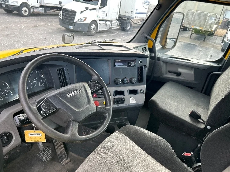 2019 Freightliner Cascadia - image 10