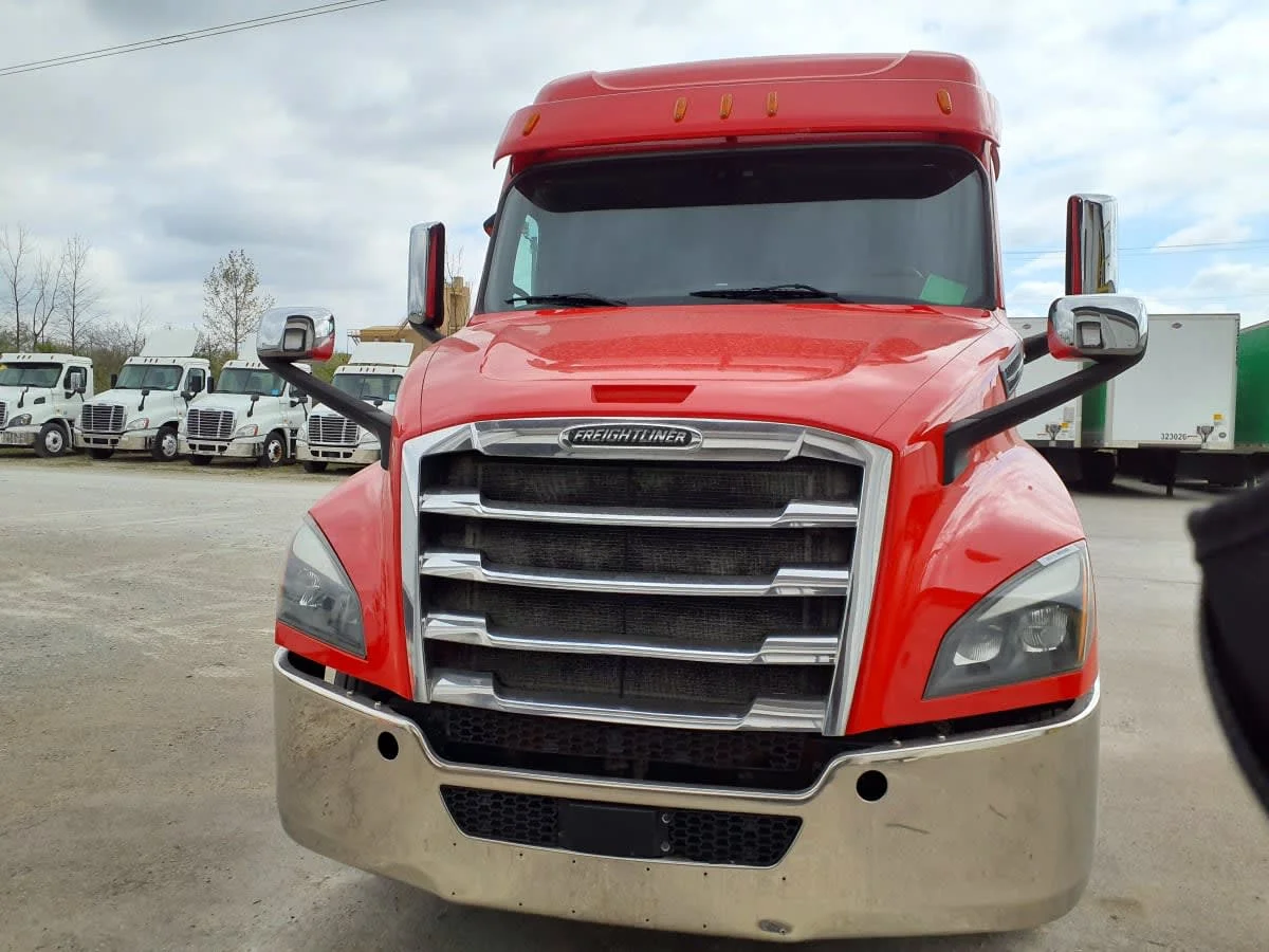 2019 Freightliner Cascadia in Indianapolis, IN — photo 2