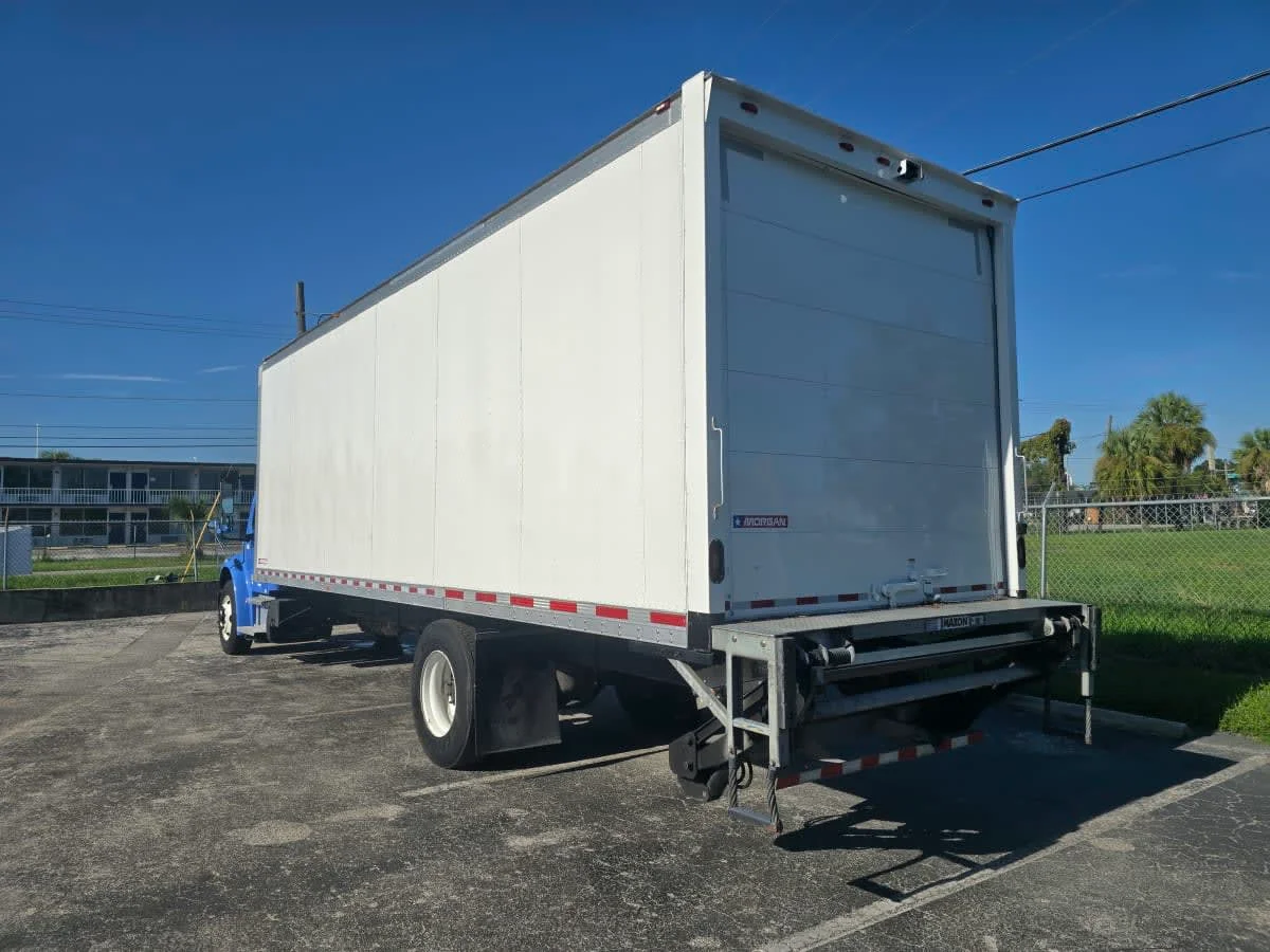 2019 Freightliner M2 106 in Tampa, FL — photo 4