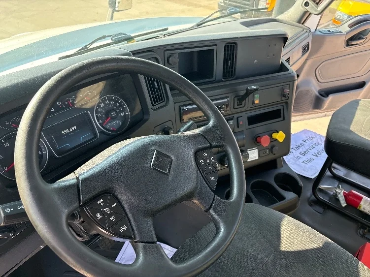 2018 International LT - image 9